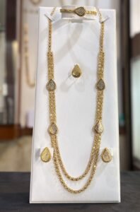 طقم ذهب عيار 21 تصميم عصري – Modern 21KT Gold Necklace Set