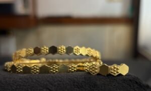 سوار ذهب عيار 21 مزخرف للنساء – 21KT Designer Gold Bangle